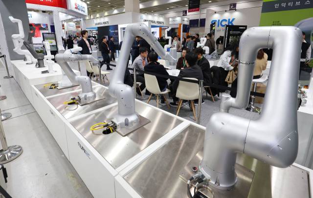 스마트 공장에서 활용되는 다관절 로봇이 올해 3월 서울 강남구 코엑스에서 열린 '2025 스마트공장·자동화 산업전' 행사장에 전시돼 있다. 연합뉴스