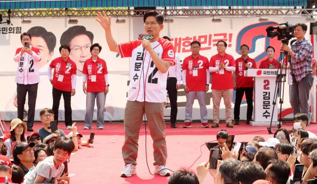 김문수 국민의힘 대선 후보가 1일 경기 남양주시 다산역 앞에서 유권자들에게 지지를 호소하고 있다. 남양주=성형주 기자 2025.06.01