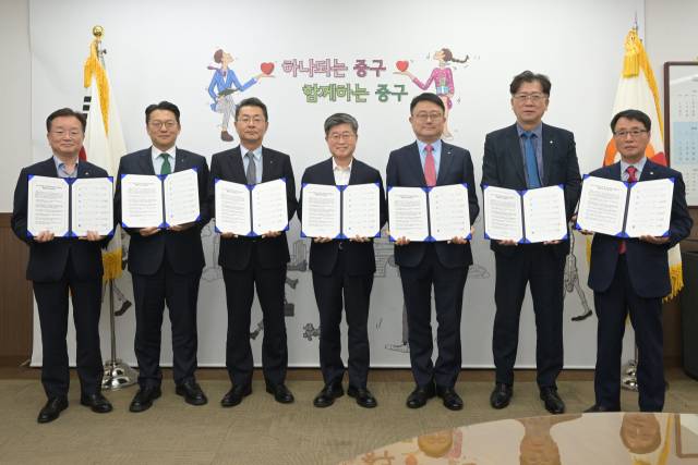 김길성(왼쪽에서 네번째) 중구 구청장과 관계자들이 협약식을 체결한 뒤 기념촬영을 하고 있다. 사진제공=중구