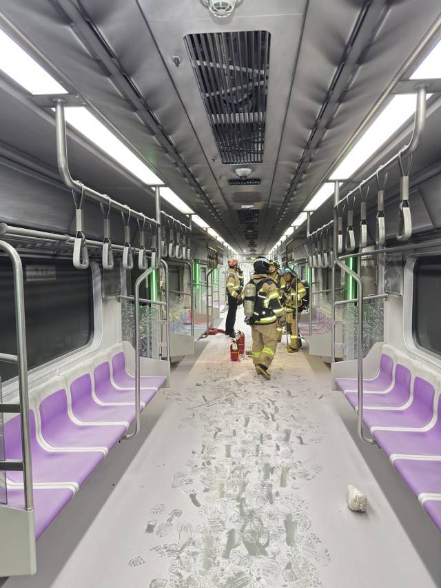 지난달 31일 서울지하철 5호선 열차 안에서 방화로 인해 승객들이 지하 터널을 통해 대피하는 사건이 발생했다. 사진은 서울지하철 5호선 객차 내부의 모습. 연합뉴스