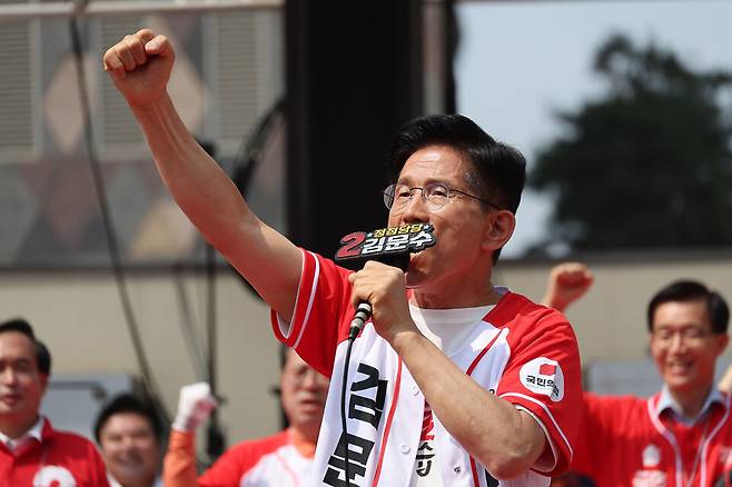 1일 김문수 국민의힘 대선 후보가 경기도 수원컨벤션센터 광장에서 열린 유세에서 지지를 호소하고 있다. ⓒ연합뉴스