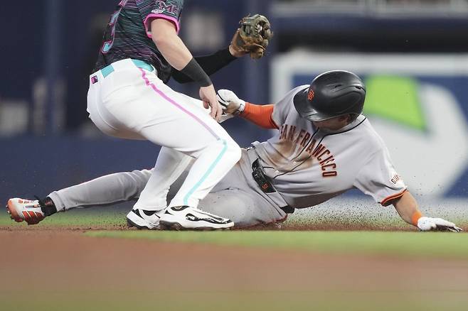 샌프란시스코 이정후가 1일(한국시간) 론디포파크에서 열린 ‘2025 메이저리그’ 마이애미와 원정경기에서 2번타자 중견수로 선발 출전했다. 멀티히트를 기록했지만, 운이 따르지 않으며 팀 패배를 지켜봐야 했다. 마이애미(미 플로리다주)｜AP뉴시스