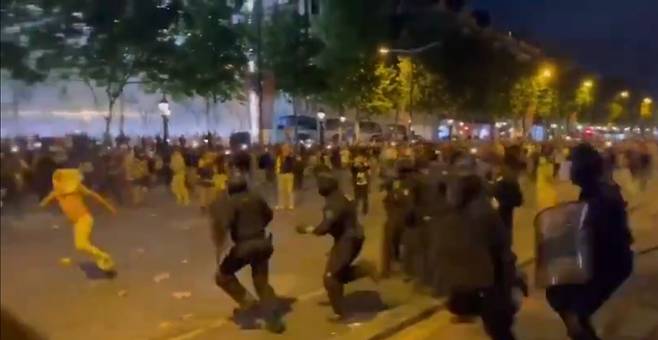 1일(한국시간) 파리 시내에서 일부 팬이 PSG의 UCL 우승이 확정된 뒤 난동을 피웠다. 이를 저지하기 위한 투입되는 경찰. 사진출처｜X