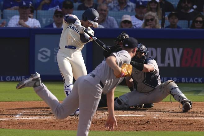 LA 다저스 김혜성이 1일 뉴욕 양키스전에서 2회말 투런 홈런을 날리고 있다. AP연합뉴스