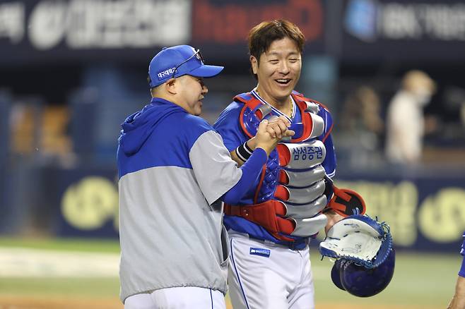 삼성 박진만 감독(왼쪽)과 포수 강민호. 삼성 라이온즈 제공