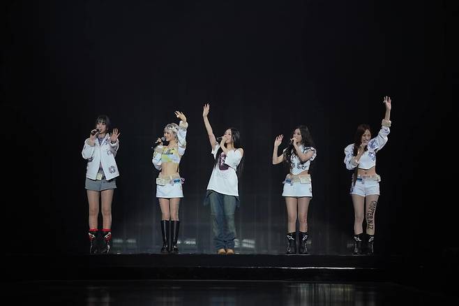 지난 3월 23일 홍콩 컴플렉스 콘에서 무대를 마친 뒤 인사하고 있는 뉴진스. 컴플렉스콘 제공