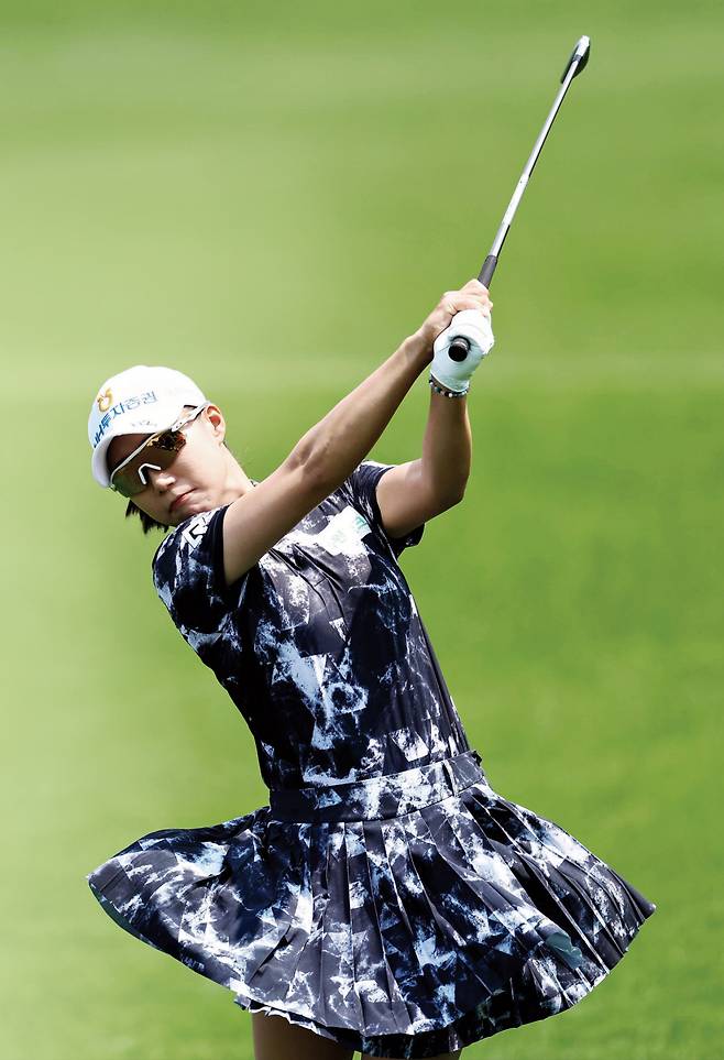 정윤지가 1일 경기도 양평 더스타휴 골프장에서 열린 KLPGA 투어 Sh수협은행 MBN여자오픈 최종라운드 3번홀 페어웨이에서 샷을 하고 있다. KLPGA 제공