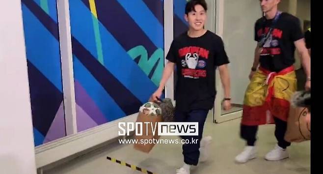 ▲ 경기 종료 후 웃으며 공동취재구역을 빠져 나가는 이강인.