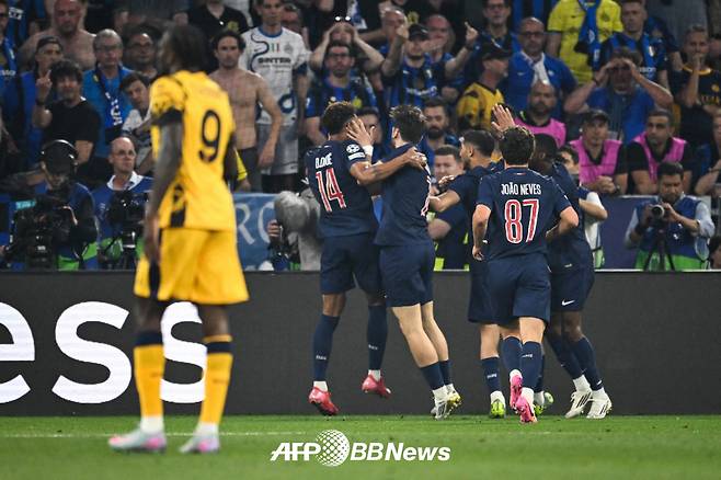 파리생제르맹(PSG) 선수들이 1일(한국시간) 독일 뮌헨의 알리안츠 아레나에서 열린 인터밀란과의 2024~2025 유럽축구연맹(UEFA) 챔피언스리그 결승전에서 득점에 성공한 뒤 기뻐하고 있다. /AFPBBNews=뉴스1