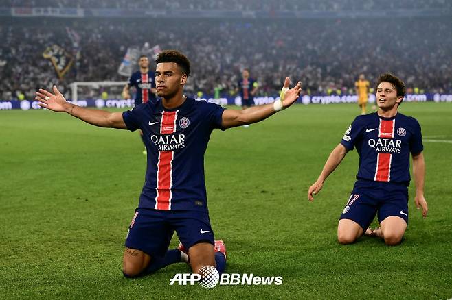 파리생제르맹(PSG) 데지레 두에(왼쪽)가 1일(한국시간) 독일 뮌헨의 알리안츠 아레나에서 열린 인터밀란과의 2024~2025 유럽축구연맹(UEFA) 챔피언스리그 결승전에서 득점에 성공한 뒤 포효하고 있다. /AFPBBNews=뉴스1