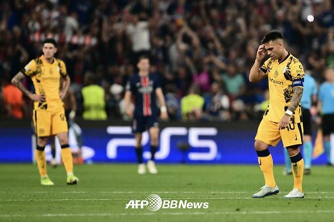 인터밀란 선수들이 1일(한국시간) 독일 뮌헨의 알리안츠 아레나에서 열린 파리 생제르맹(PSG)과의 2024~2025 유럽축구연맹(UEFA) 챔피언스리그 결승전에서 실점한 뒤 아쉬워하고 있다. /AFPBBNews=뉴스1