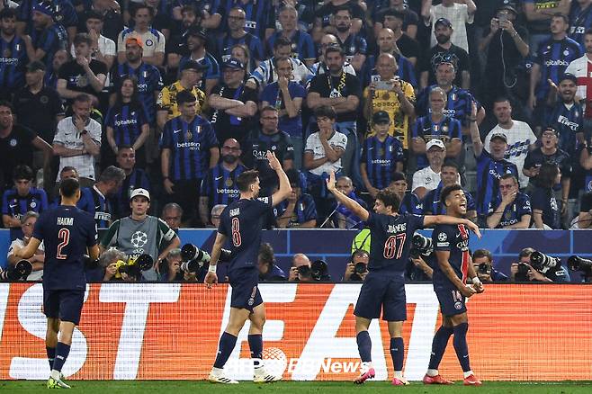 파리생제르맹(PSG) 선수들이 1일(한국시간) 독일 뮌헨의 알리안츠 아레나에서 열린 인터밀란과의 2024~2025 유럽축구연맹(UEFA) 챔피언스리그 결승전에서 득점에 성공한 뒤 기뻐하고 있다. /AFPBBNews=뉴스1