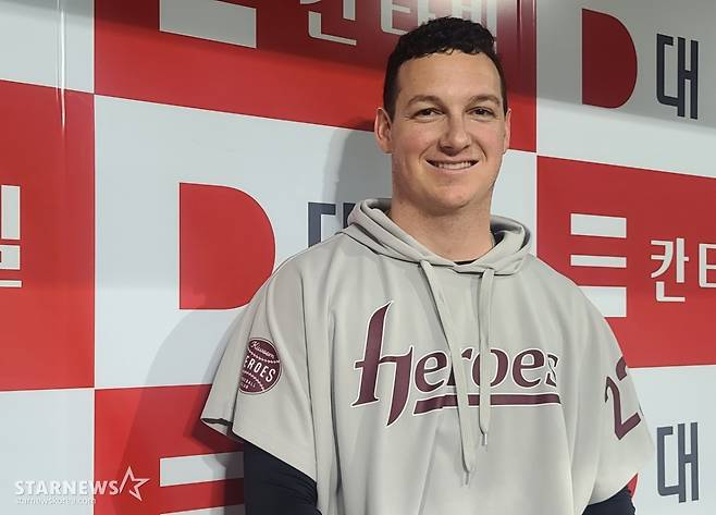 키움 히어로즈 외국인 에이스 케니 로젠버그가 5월 30일 승리 후 인터뷰에 임하고 있다. /사진=김우종 기자