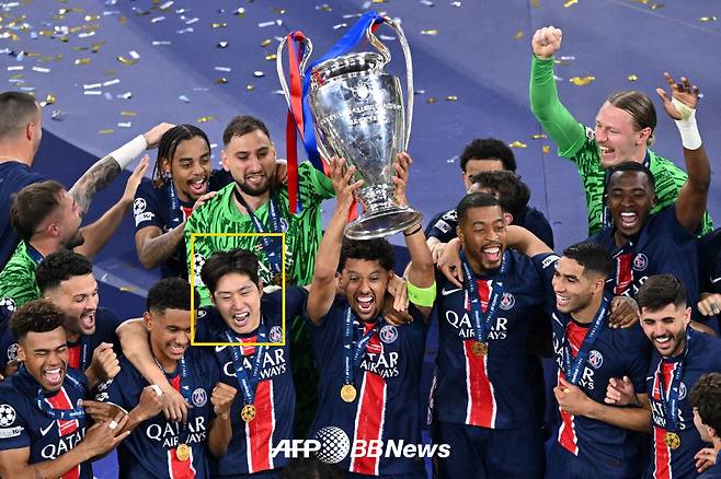 이강인(노란색 네모) 등 파리 생제르맹(PSG) 선수들이 1일(한국시간) 독일 뮌헨의 알리안츠 아레나에서 열린 2024~2025 유럽축구연맹(UEFA) 챔피언스리그 결승전에서 인터밀란을 5-0으로 대파하고 우승을 차지한 뒤 트로피 세리머니를 하고 있다. /AFPBBNews=뉴스1