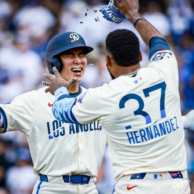 다저스 김혜성(왼쪽)이 1일 2회말 홈런을 터뜨린 뒤 테오스카 에르난데스의 축하를 받고 있다. /사진=LA 다저스 공식 SNS