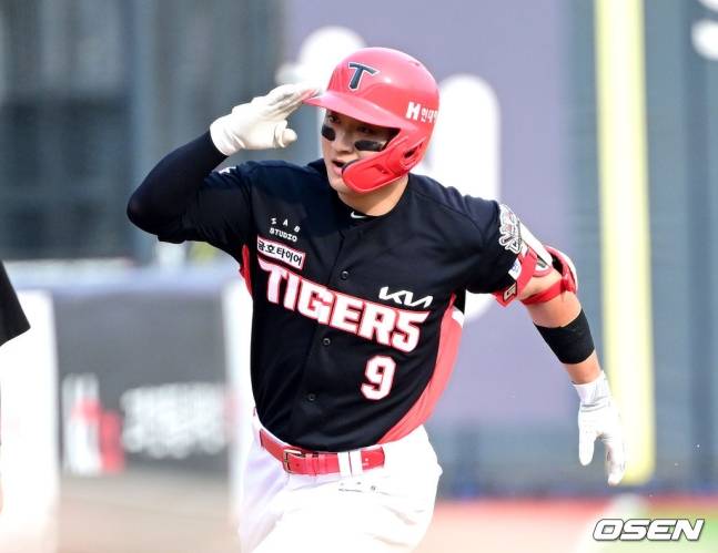 KIA 윤도현이 1일 수원 KT전 1회초 리드오프 홈런을 때려내고 있다.