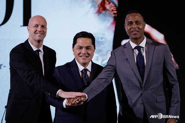 요르디 크루이프 기술고문(왼쪽부터)과 에릭 토히르 인도네시아축구협회장, 클루이베르트 감독. /AFPBBNews=뉴스1