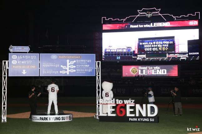 KT 박경수가 1일 수원 KIA전 종료 후 열린 박경수 은퇴식 영상을 지켜보고 있다. /사진=KT 위즈 제공