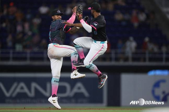 마이애미 데인 마이어스(오른쪽)가 경기 승리 후 기뻐하고 있다. /AFPBBNews=뉴스1