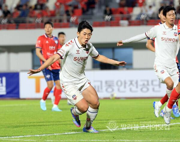 수원FC 정승배가 후반전 동점골을 성공시키고 환호하는 모습.