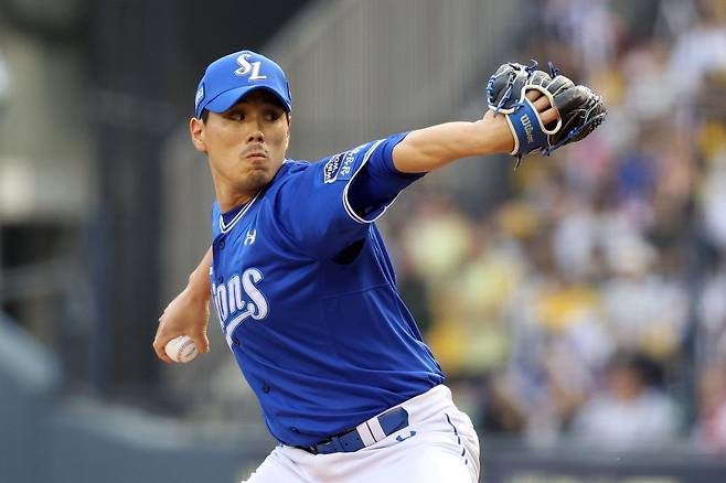 삼성 라이온즈 구원투수 김재윤이 31일 잠실 LG 트윈스전에 구원 등판해 투구하고 있다. 삼성 라이온즈