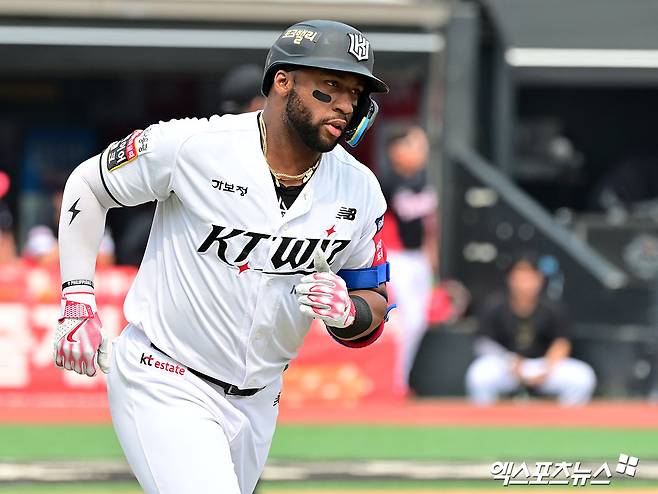 31일 오후 수원KT위즈파크에서 열린 '2025 신한 SOL Bank KBO리그' KIA 타이거즈와 KT 위즈의 경기, 3회말 2사 KT 로하스가 솔로 홈런을 날리고 있다. 엑스포츠뉴스 DB