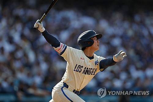 LA 다저스는 1일 미국 캘리포니아주 LA의 다저스타디움에서 열린 2025 MLB 정규시즌 양키스와 홈 경기에서 18-2로 크게 이겼다. 김혜성은 9번 타자 유격수로 선발 출전해 2회 두 번째 타석에서 시즌 2호 홈런을 터트리는 등 4타수 4안타 2타점 볼넷 1개로 다저스 입단 뒤 빅리그 최고의 활약을 펼쳤다. 1회 볼넷을 고른 김혜성은 2회 투런포를 쏘아올리더니 이후 안타 2개와 2루타 한 개를 뽑아냈다. 더블플레이를 유도하고 중견수로 이동한 뒤엔 애런 저지를 보살로 잡아내는 등 수비에서도 빼어난 활약을 펼쳤다. 연합뉴스