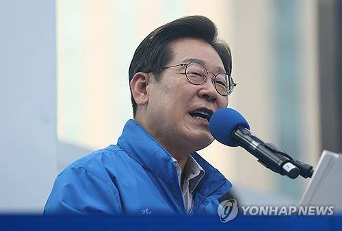 이재명 대선 후보 서울 집중유세 (서울=연합뉴스) 황광모 기자 = 더불어민주당 이재명 대선 후보가 28일 서울 광진구 어린이대공원 정문 앞에서 열린 광진구·중랑구 집중 유세에서 지지를 호소하고 있다. 2025.5.28 hkmpooh@yna.co.kr