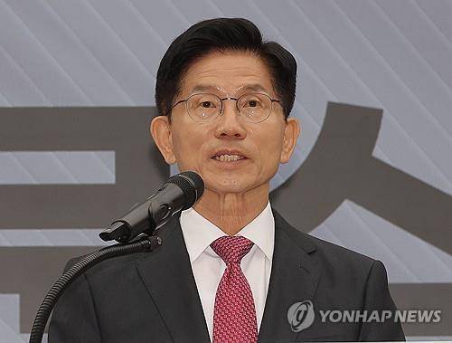 국토 발전 관련 공약 발표하는 김문수 후보 (서울=연합뉴스) 류영석 기자 = 국민의힘 김문수 대선 후보가 27일 서울 여의도 국민의힘 중앙당사에서 국토 발전 관련 공약발표 기자회견을 하고 있다. 2025.5.27 ondol@yna.co.kr