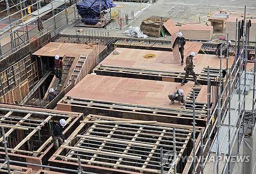 서울의 한 건설현장에서 작업자들이 자재를 옮기고 있다. [연합뉴스 자료사진]