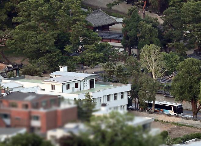 주한교황대사관 (서울=연합뉴스) 이세원 기자 = 5월 28일 오후 서울 인왕산에서 보이는 서울 종로구 궁정동 소재 주한교황대사관 건물(가운데 흰색 건물)의 모습. 도로를 사이에 두고 조선 왕들의 생모 7인 신위를 모신 사당인 칠궁(화면 위)이 보인다. 현재 대사관 기능은 서울 서초구로 임시 이전한 상태다.