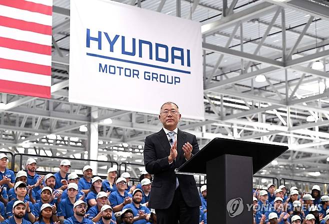 박수치는 정의선 회장 (서울=연합뉴스) 정의선 현대차그룹 회장이 26일(현지시간) 미국 조지아주 엘라벨에서 열린 '현대자동차그룹 메타플랜트 아메리카'(HMGMA) 준공식에서 박수를 치고 있다. 2025.3.27 [현대자동차·기아 제공. 재판매 및 DB 금지] photo@yna.co.kr