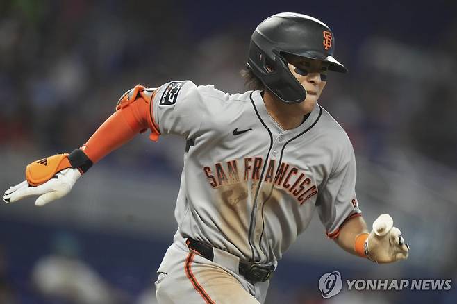 3회 내야 안타로 출루하는 이정후 [AP=연합뉴스]