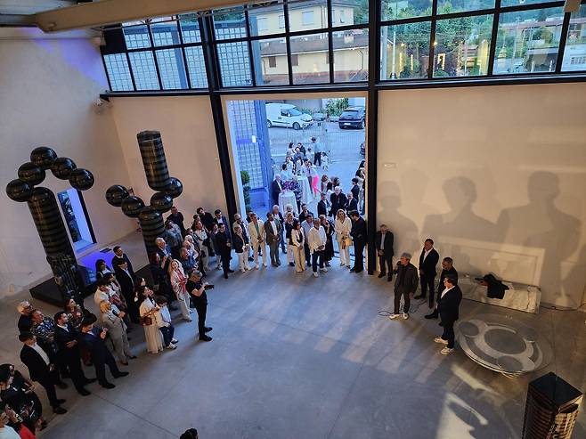 개관식 인사말하는 박은선 조각가 (피에트라산타[이탈리아]=연합뉴스) 신창용 특파원 = 31일(현지시간) '조각의 성지'로 불리는 이탈리아 토스카나주 피에트라산타에 한국인 조각가 박은선의 이름을 건 미술관 '아틀리에-뮤지엄 박은선'이 개관했다. 박 작가가 개관식 인사말을 하고 있다. 2025.05.31 changyong@yna.co.kr