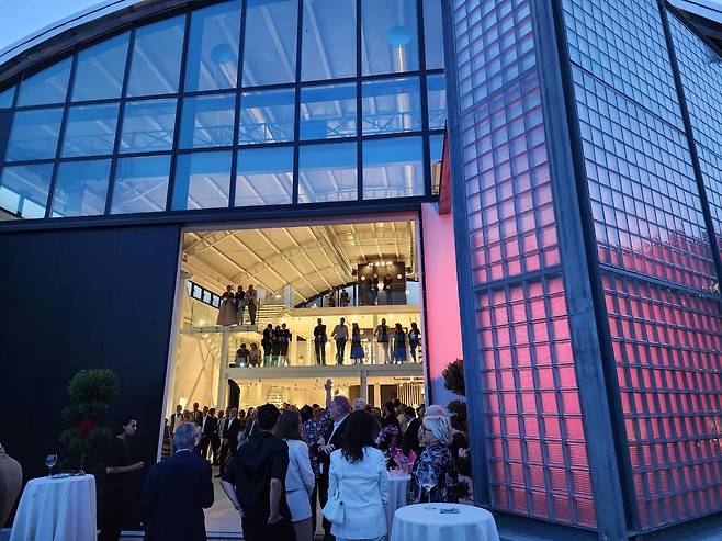 '아틀리에-뮤지엄 박은선' 개관 (피에트라산타[이탈리아]=연합뉴스) 신창용 특파원 = 31일(현지시간) '조각의 성지'로 불리는 이탈리아 토스카나주 피에트라산타에 한국인 조각가 박은선의 이름을 건 미술관 '아틀리에-뮤지엄 박은선'이 개관해 기념 파티가 열리고 있다. 2025.05.31 changyong@yna.co.kr