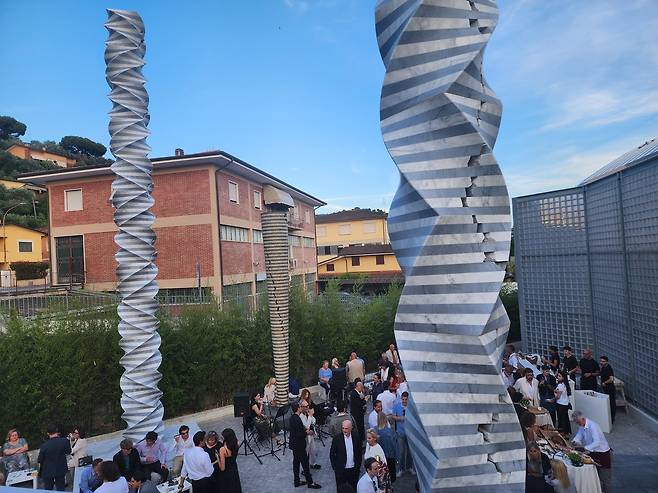 '아틀리에-뮤지엄 박은선' 개관 (피에트라산타[이탈리아]=연합뉴스) 신창용 특파원 = 31일(현지시간) '조각의 성지'로 불리는 이탈리아 토스카나주 피에트라산타에 한국인 조각가 박은선의 이름을 건 미술관 '아틀리에-뮤지엄 박은선'이 개관해 기념 파티가 열리고 있다. 2025.05.31 changyong@yna.co.kr