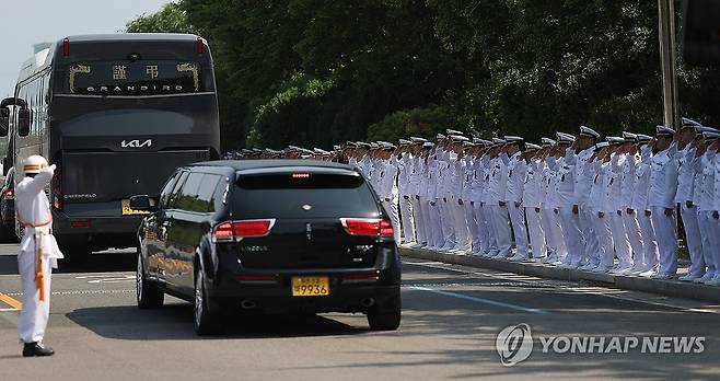 전우에게 마지막 경례 (포항=연합뉴스) 윤관식 기자 = 1일 경북 포항시 해군 항공사령부 강당에서 '해군 P-3CK 917호기 순직자 영결식'이 엄수 된 후 운구 차량 영내를 떠나자 해군 동료들이 순직자들에게 마지막 경례를 하고 있다. 2025.6.1 psik@yna.co.kr