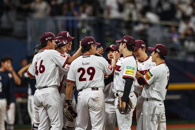 10연패에서 벗어나고 기뻐하는 키움 선수단 [키움 히어로즈 제공. 재판매 및 DB 금지]