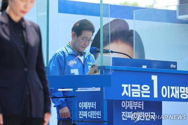 해군 초계기 순직자 추모하는 이재명 후보 (안동=연합뉴스) 김주성 기자 = 더불어민주당 이재명 대선 후보가 선거를 이틀 앞두고 '험지 공략'에 나선 1일 고향인 경북 안동시의 웅부공원에서 열린 유세에서 해군 초계기 사고 순직자들을 추모하며 묵념하고 있다. 2025.6.1 utzza@yna.co.kr