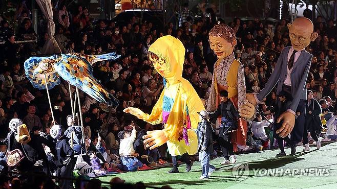춘천세계인형극제 개막 축하공연 (춘천=연합뉴스) 이상학 기자 = 24일 오후 강원 춘천에서 전세계 인형극을 한자리에서 만나는 '춘천세계인형극제 및 유니마총회'의 개막을 축하하는 공연이 펼쳐지고 있다.  2025.5.24 hak@yna.co.kr