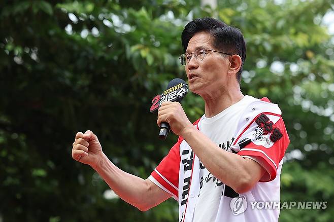 김문수 후보 서울 유세 (서울=연합뉴스) 박동주 기자 = 국민의힘 김문수 대선 후보가 1일 서울 서대문구 신촌역에서 열린 집중유세에서 지지를 호소하고 있다. 2025.6.1 [공동취재] pdj6635@yna.co.kr