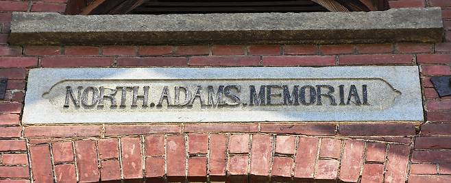 아담스 기념관에 남아있는 현판. 2025.5.30 /이지훈기자 jhlee@kyeongin.com