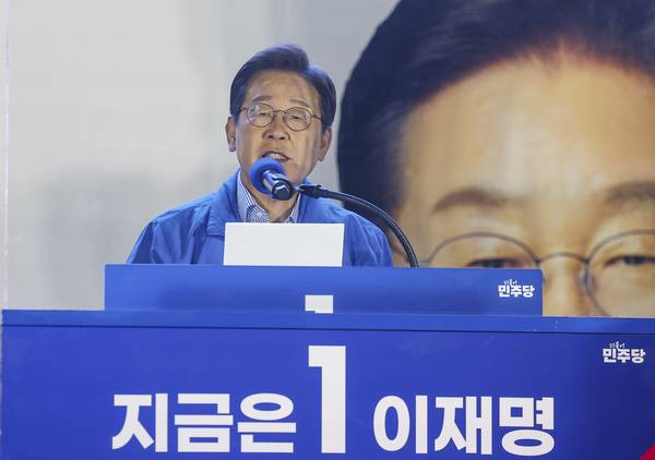 더불어민주당 이재명 대선 후보가 선거를 하루 앞둔 2일 서울 여의도공원 마지막 유세에서 지지를 호소하는 연설을 하고 있다. 2025.6.2 /연합뉴스