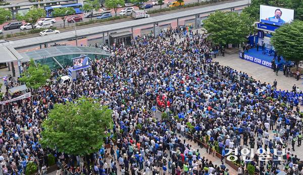 이재명 더불어민주당 대통령 후보가 2일 오후 성남시 분당구 야탑역 광장에서 열린 유세에서 지지를 호소하고 있다. 2025.6.2 /최은성기자 ces7198@kyeongin.com