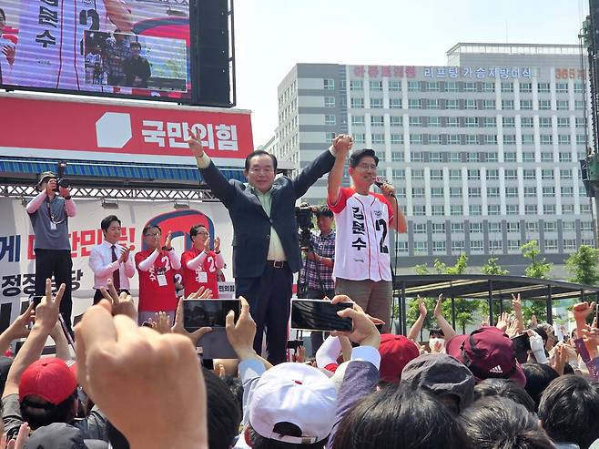 ▲ 1일 열린 구리 남양주 집중 유세에서 이인제 전 경기도지사를 소개하는 김문수 후보