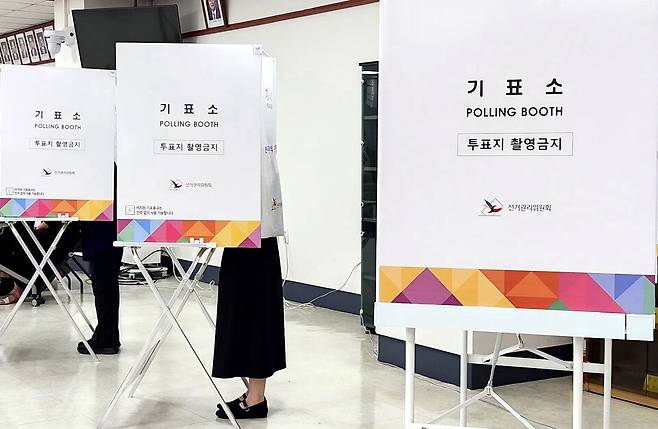 ▲ 양주시청 지하 대회의실에 마련된 사전투표소에서 유권자들이 소중한 한 표를 행사하고 있다.