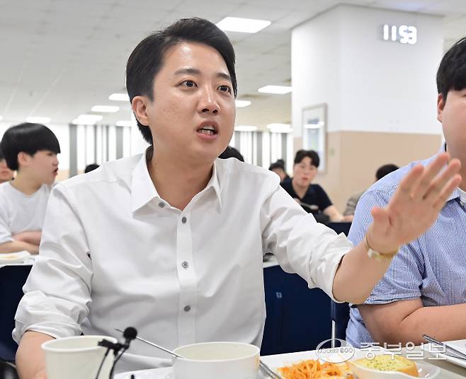 이준석 개혁신당 대선 후보가 제21대 대통령선거를 하루 앞둔 2일 오후 시흥시 정왕동 한국공학대학교에서 열린 '학식먹자 이준석' 행사에서 학식을 먹으며 학생들과 대화하고 있다. 임채운기자