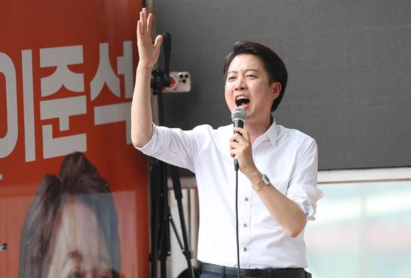 개혁신당 이준석 후보가 2일 경북 경산시 영남대학교 앞에서 시민들에게 지지를 호소하고 있다. /연합뉴스