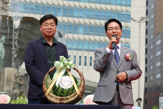 고창군, ‘명품수박 경진대회’에서 대상은 무장면 박형남 씨의 수박이 차지하고, 현장 경매에서 500만원에 낙찰되었다. 사진제공=고창군