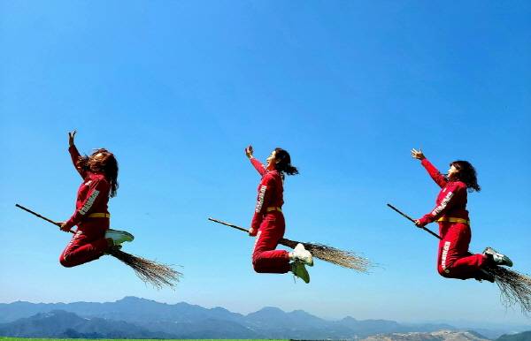 전임배 작가의 '세 마녀 날다' 작품.